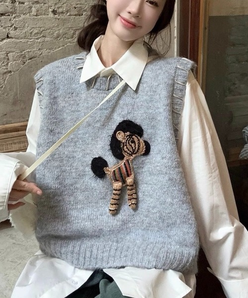 SHOUYO（ショウヨウ）の「ワンポイント刺繍 レイヤード風 ニットベスト（ベスト・レディース・ピンク/グレー・M）」の4枚目の写真