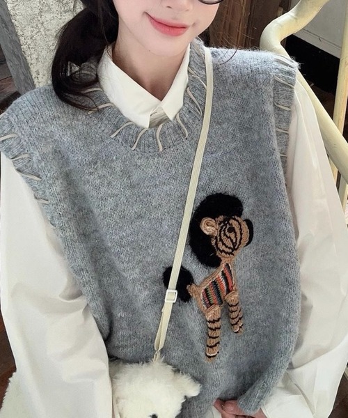 SHOUYO（ショウヨウ）の「ワンポイント刺繍 レイヤード風 ニットベスト（ベスト・レディース・ピンク/グレー・M）」の6枚目の写真