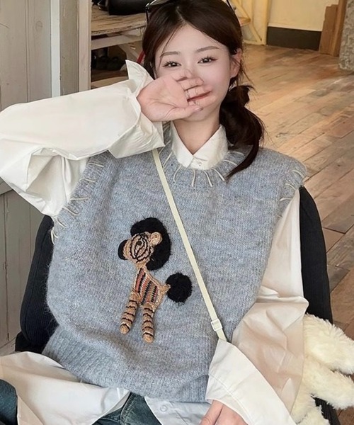 SHOUYO（ショウヨウ）の「ワンポイント刺繍 レイヤード風 ニットベスト（ベスト・レディース・ピンク/グレー・M）」の12枚目の写真
