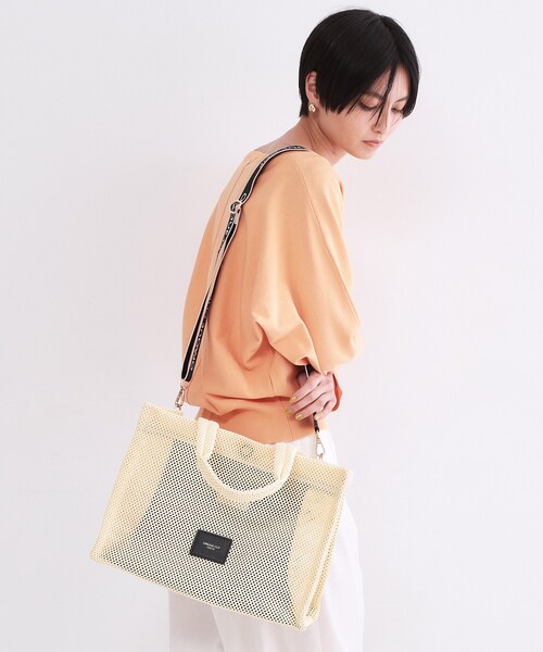 OPAQUE.CLIP(オペークドットクリップ)の「メッシュスクエアトートバッグ【2WAY/A4サイズ対応】(トートバッグ・レディース・アイボリー/ブラック・00)」の3枚目の写真