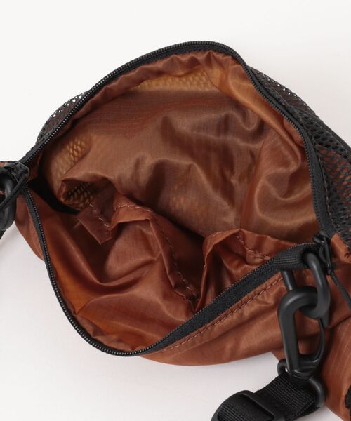 WILD THINGS(ワイルドシングス)の「【WILD THINGS】LIGHT SHOULDER POUCH L 超軽量 リップストップナイロン 2層ポケット 大きめショルダー(ショルダーバッグ・レディース・クリアブラック/カーキ/クリアブラウン・ONE SIZE)」の6枚目の写真