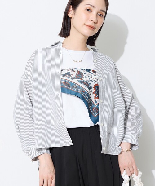 INDIVI(インディヴィ)の「【接触冷感/洗える/2WAY】ドロスト付 シアーシャンブレーシャツ(シャツ/ブラウス・レディース・ネイビー系3/ブラウン系その他4/ライトグレー系3/ネイビー系2/ホワイト系3/ネイビー系5/ブルー系7/グレー系2/サックスブルー系2・38/05/13/15 /19/34)」の4枚目の写真