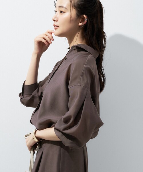 INDIVI(インディヴィ)の「【接触冷感/洗える/2WAY】ドロスト付 シアーシャンブレーシャツ(シャツ/ブラウス・レディース・ネイビー系3/ブラウン系その他4/ライトグレー系3/ネイビー系2/ホワイト系3/ネイビー系5/ブルー系7/グレー系2/サックスブルー系2・38/05/13/15 /19/34)」の10枚目の写真