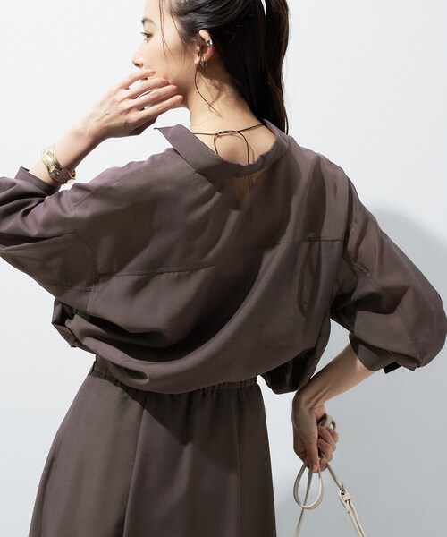 INDIVI(インディヴィ)の「【接触冷感/洗える/2WAY】ドロスト付 シアーシャンブレーシャツ(シャツ/ブラウス・レディース・ネイビー系3/ブラウン系その他4/ライトグレー系3/ネイビー系2/ホワイト系3/ネイビー系5/ブルー系7/グレー系2/サックスブルー系2・38/05/13/15 /19/34)」の11枚目の写真