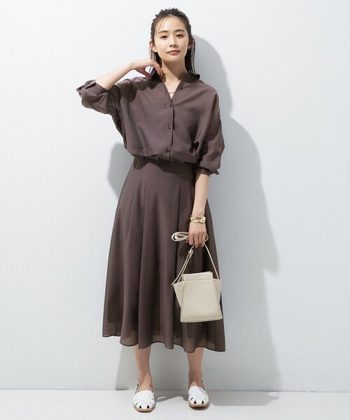 INDIVI(インディヴィ)の「【接触冷感/洗える/2WAY】ドロスト付 シアーシャンブレーシャツ(シャツ/ブラウス・レディース・ネイビー系3/ブラウン系その他4/ライトグレー系3/ネイビー系2/ホワイト系3/ネイビー系5/ブルー系7/グレー系2/サックスブルー系2・38/05/13/15 /19/34)」の12枚目の写真