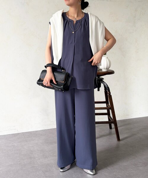 Chez toi(シェトワ)の「【セットアイテム】キーネックシャツ×イージーパンツ(つなぎ/オールインワン・レディース・モカ/ブルー/ブラック・FREE)」の1枚目の写真