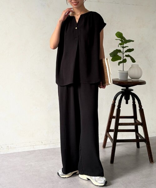 Chez toi(シェトワ)の「【セットアイテム】キーネックシャツ×イージーパンツ(つなぎ/オールインワン・レディース・モカ/ブルー/ブラック・FREE)」の2枚目の写真