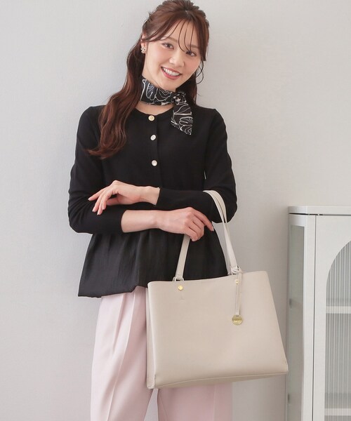 index（インデックス）の「カシメデザインスクエアA4トート（トートバッグ・レディース・ベージュ/ブラック・00）」の2枚目の写真