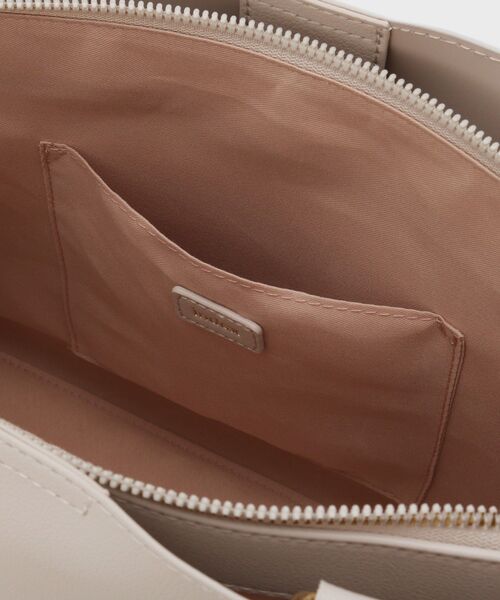 index（インデックス）の「カシメデザインスクエアA4トート（トートバッグ・レディース・ベージュ/ブラック・00）」の3枚目の写真