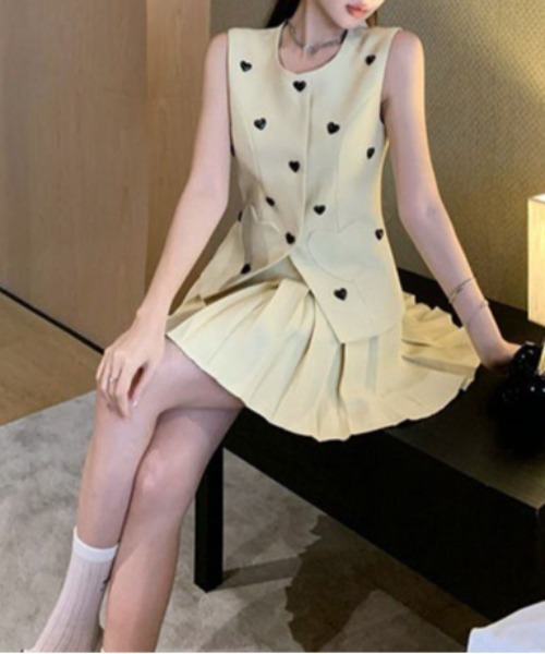 NoBelle(ノベル)の「ワンホン/財閥系 テーラードベスト×プリーツスカート セットアップ(セットアップ・レディース・イエロー・M/S)」の1枚目の写真