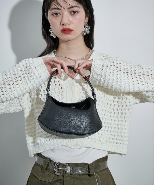 THE YOn（ザヨン）の「フラップラウンドミニショルダーバッグ（ショルダーバッグ・レディース・レッド/モカ/ブラック・FREE）」の4枚目の写真