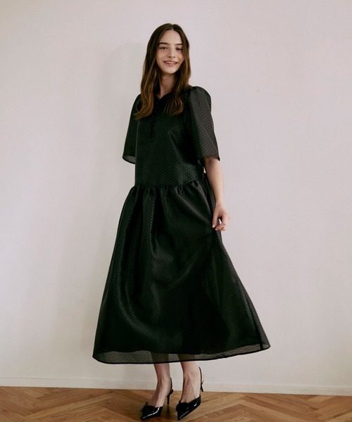 VERSEAU(ヴェルソー)の「ポルカドット・ボリュームギャザーワンピース(ワンピース・レディース・オフホワイト/チャコールグレー・FREE)」の4枚目の写真