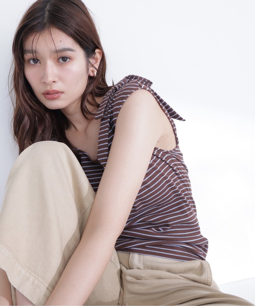 NATURAL BEAUTY BASIC(ナチュラルビューティーベーシック)の「ショルダーリボンボーダートップス(Tシャツ/カットソー・レディース・ブラウン系その他/ネイビー系/ホワイト系その他・フリ-)」の2枚目の写真