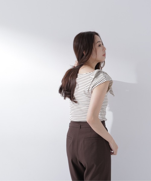 NATURAL BEAUTY BASIC(ナチュラルビューティーベーシック)の「ショルダーリボンボーダートップス(Tシャツ/カットソー・レディース・ブラウン系その他/ネイビー系/ホワイト系その他・フリ-)」の5枚目の写真