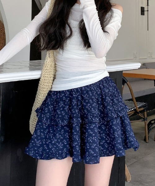 &soiree(アンドソワレ)の「ワッシャーフラワーフリルミニスカート(スカート・レディース・ホワイト/ネイビー・SMALL/MEDIUM/LARGE/X-LARGE)」の2枚目の写真