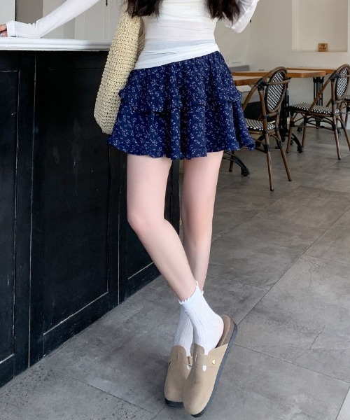 &soiree(アンドソワレ)の「ワッシャーフラワーフリルミニスカート(スカート・レディース・ホワイト/ネイビー・SMALL/MEDIUM/LARGE/X-LARGE)」の6枚目の写真