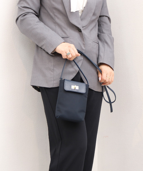 perche(ペルケ)の「VERYコラボ ペルケ perche / 牛革フラップナイロンショルダーバッグ(ショルダーバッグ・レディース・ネイビー/ベージュ/ブラック・FREE)」の3枚目の写真