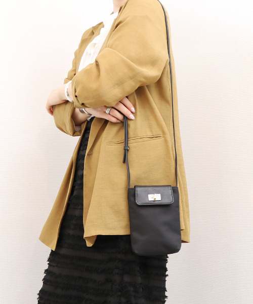 perche(ペルケ)の「VERYコラボ ペルケ perche / 牛革フラップナイロンショルダーバッグ(ショルダーバッグ・レディース・ネイビー/ベージュ/ブラック・FREE)」の1枚目の写真