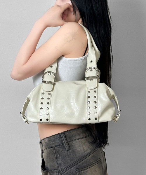 FOLLOWIN(フォロウィン)の「【2COLOR】スタッズベルトコンパクトボストンバッグ(トートバッグ・レディース・ホワイト/ブラック・FREE)」の3枚目の写真
