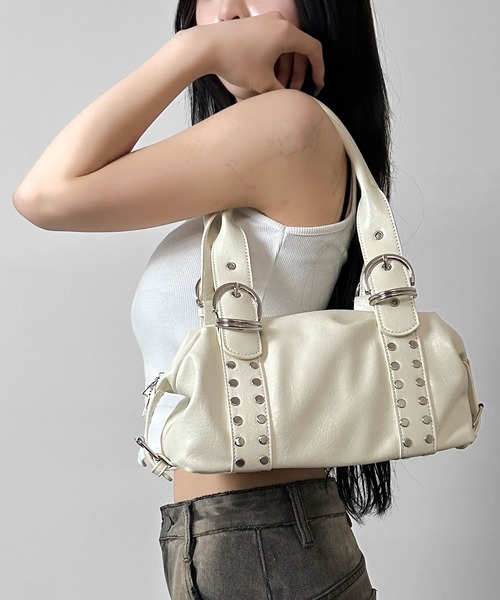 FOLLOWIN(フォロウィン)の「【2COLOR】スタッズベルトコンパクトボストンバッグ(トートバッグ・レディース・ホワイト/ブラック・FREE)」の4枚目の写真