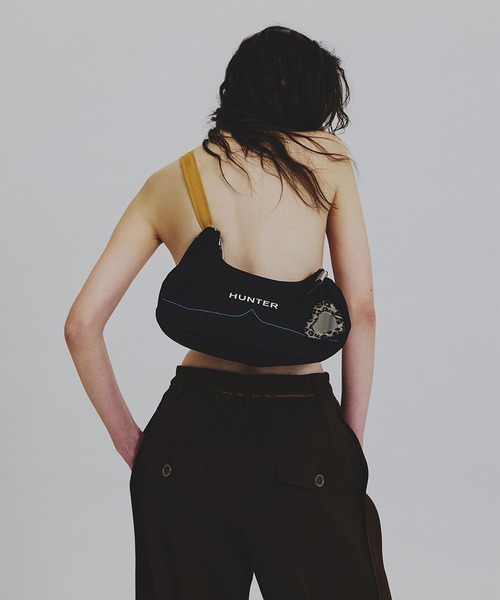 HUNTER(ハンター)の「HUNTER × Ameri PREMIUM NYLON SPEED SHOULDER BAG(ショルダーバッグ・レディース・ブラック・FREE)」の3枚目の写真