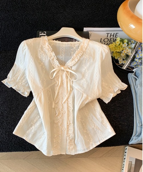 LUCPY(ラクピー)の「レースフリルリボンペプラムブラウス(シャツ/ブラウス・レディース・ホワイト・LARGE/MEDIUM/SMALL)」の1枚目の写真