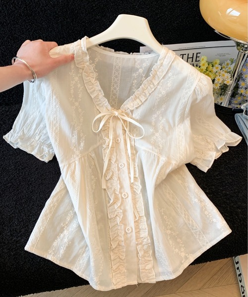 LUCPY(ラクピー)の「レースフリルリボンペプラムブラウス(シャツ/ブラウス・レディース・ホワイト・LARGE/MEDIUM/SMALL)」の2枚目の写真