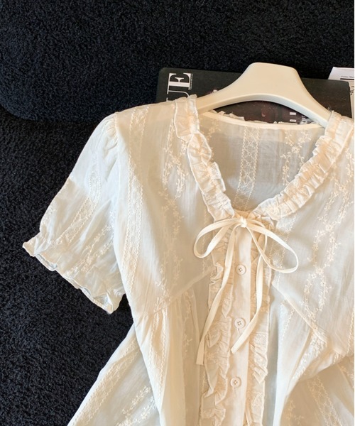 LUCPY(ラクピー)の「レースフリルリボンペプラムブラウス(シャツ/ブラウス・レディース・ホワイト・LARGE/MEDIUM/SMALL)」の4枚目の写真