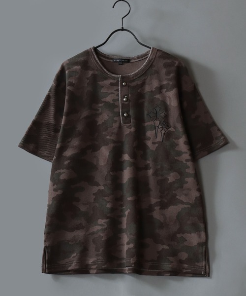 SITRY(シトリー)の「Camouflage Pattern Cross Logo Embroidery Thermal/カモフラ柄 ヴィンテージライク クロスロゴ ワンポイント刺繍 ショート丈 サーマル ワッフル ヘンリーネック 半袖Tシャツ レディース メンズ(Tシャツ/カットソー・メンズ・グリーン系その他/グリーン系その他2・M/L)」の4枚目の写真