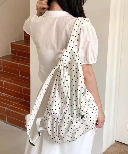 Teem Store(チームストア)の「【大容量/A4対応】ドット柄 ドロストリングギャザーバッグ(バックパック/リュック・レディース・ブラック/ホワイト・F)」の2枚目の写真