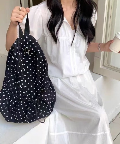 Teem Store(チームストア)の「【大容量/A4対応】ドット柄 ドロストリングギャザーバッグ(バックパック/リュック・レディース・ブラック/ホワイト・F)」の1枚目の写真