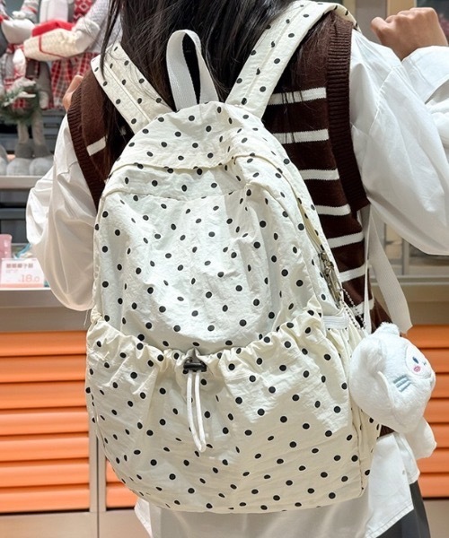 Teem Store(チームストア)の「【大容量/A4対応】ドット柄 ドロストリングギャザーバッグ(バックパック/リュック・レディース・ブラック/ホワイト・F)」の10枚目の写真