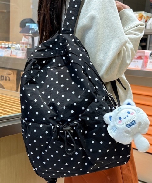 Teem Store(チームストア)の「【大容量/A4対応】ドット柄 ドロストリングギャザーバッグ(バックパック/リュック・レディース・ブラック/ホワイト・F)」の5枚目の写真