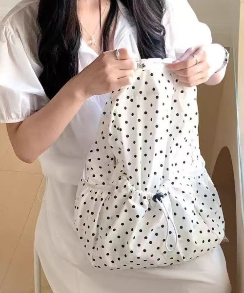 Teem Store(チームストア)の「【大容量/A4対応】ドット柄 ドロストリングギャザーバッグ(バックパック/リュック・レディース・ブラック/ホワイト・F)」の11枚目の写真