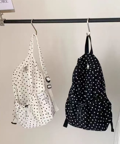 Teem Store(チームストア)の「【大容量/A4対応】ドット柄 ドロストリングギャザーバッグ(バックパック/リュック・レディース・ブラック/ホワイト・F)」の3枚目の写真