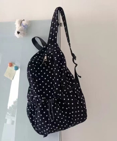 Teem Store(チームストア)の「【大容量/A4対応】ドット柄 ドロストリングギャザーバッグ(バックパック/リュック・レディース・ブラック/ホワイト・F)」の4枚目の写真