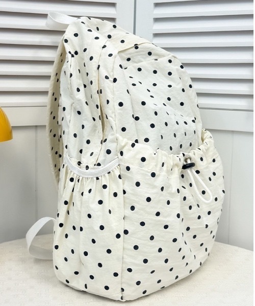 Teem Store(チームストア)の「【大容量/A4対応】ドット柄 ドロストリングギャザーバッグ(バックパック/リュック・レディース・ブラック/ホワイト・F)」の7枚目の写真