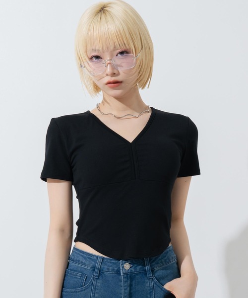 ANAP（アナップ）の「カップ付 Vネック ぴたっとTシャツ（Tシャツ/カットソー・レディース・ブラック/ホワイト・F）」の2枚目の写真