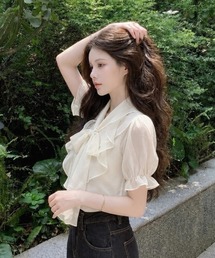 【春夏新作/3タイプ展開】フロッキーハート柄・フロッキードット柄・無地 パールボタンフリルリボンブラウス
