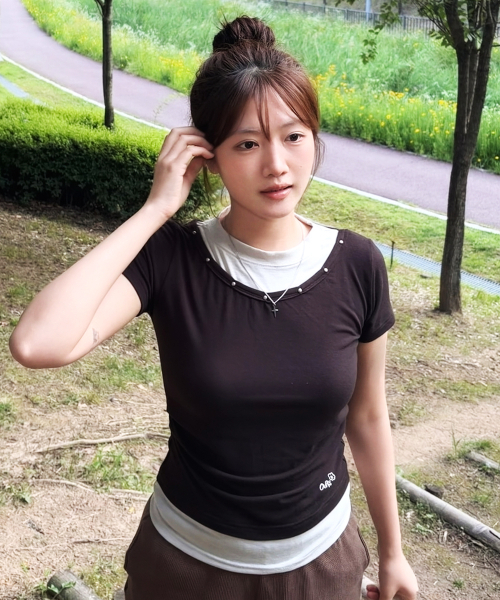 OURSAYSOUR(アワーセイアワー)の「Vネックレイヤードスタッズスリム半袖Tシャツブラウン(Tシャツ/カットソー・レディース・ブラウン・FREE)」の1枚目の写真