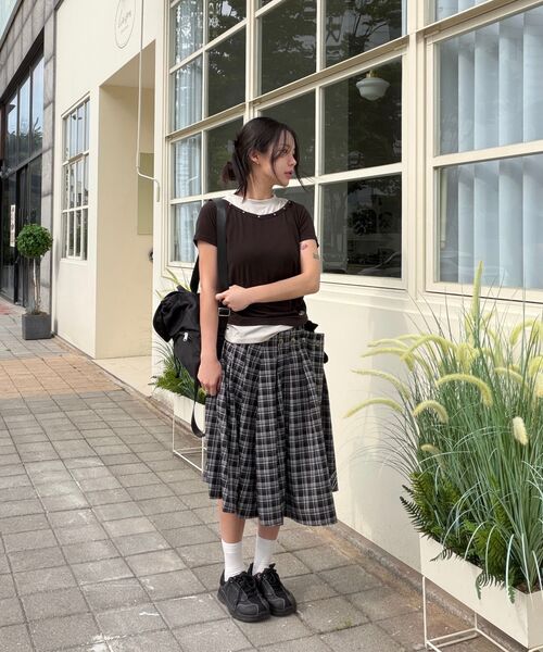 OURSAYSOUR(アワーセイアワー)の「Vネックレイヤードスタッズスリム半袖Tシャツブラウン(Tシャツ/カットソー・レディース・ブラウン・FREE)」の3枚目の写真