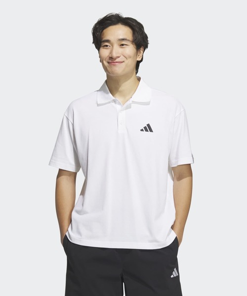 adidas(アディダス)の「エッセンシャルズ プラス ルーズフィット スモールロゴ 半袖ポロシャツ / アディダス adidas(ポロシャツ・メンズ・ホワイト・XX-LARGE/3XL/LARGE/MEDIUM/SMALL/X-LARGE)」の1枚目の写真