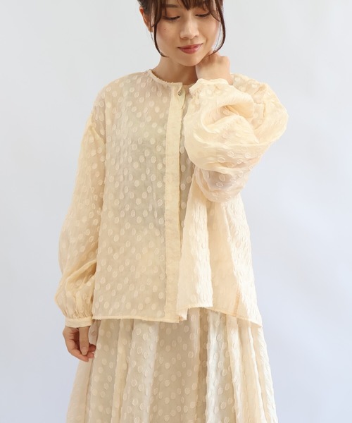 etre relie（エトレリー）の「ドットジャガード前あきブラウス（シャツ/ブラウス・レディース・ライトベージュ/ブラック・MEDIUM）」の3枚目の写真