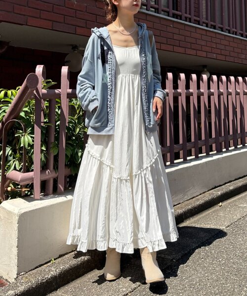 w closet(ダブルクローゼット)の「アソートティアードキャミワンピース(ワンピース・レディース・レッド/ブルー/イエロー/ボルドー/オフホワイト/ブラック・FREE)」の8枚目の写真