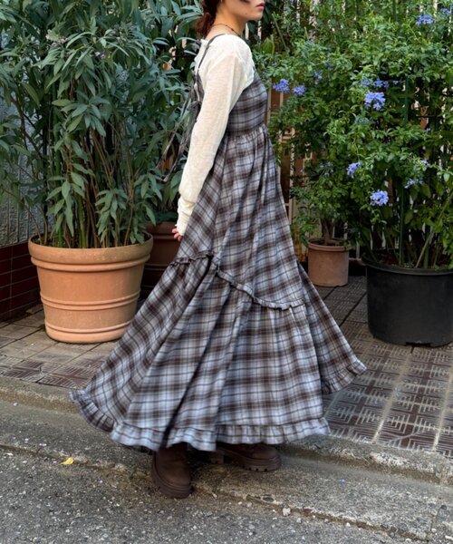 w closet(ダブルクローゼット)の「アソートティアードキャミワンピース(ワンピース・レディース・レッド/ブルー/イエロー/ボルドー/オフホワイト/ブラック・FREE)」の16枚目の写真