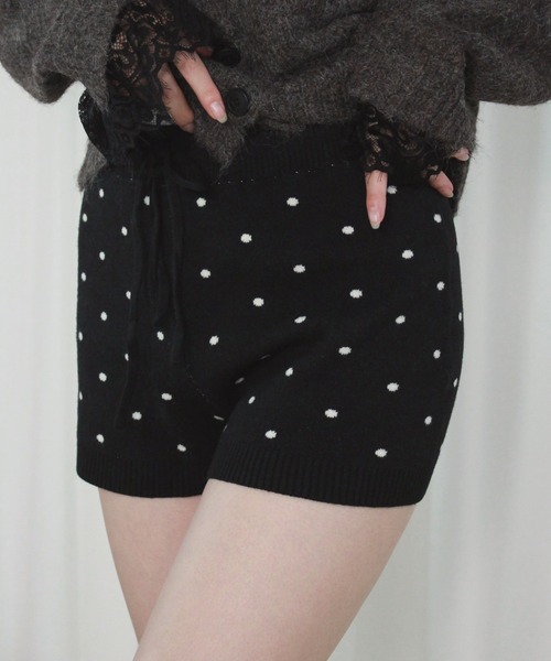 Reurie'（レウリィ）の「ドットニットショートパンツ（セットアップ対応） / ミニ丈 ショート丈 ドット柄 ウエストゴム シンプル モノトーン ニットパンツ（その他パンツ・レディース・ブラック/ネイビー/グレー・FREE）」の2枚目の写真