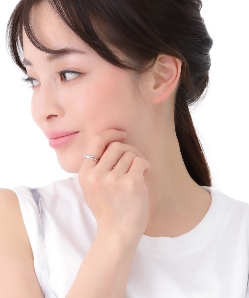 Stelino（ステリノ）の「クロスリング キュービックジルコニア 細め 華奢 エレガント 金属アレルギー対応（リング・レディース・ゴールド/シルバー/ピンクゴールド・8号/14号/16号）」の6枚目の写真