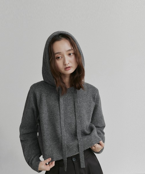 ad thie(アドティエ)の「コンパクト フーディー ニット プルオーバー(ニット/セーター・レディース・グレー/ブラック/アイボリー・FREE)」の1枚目の写真