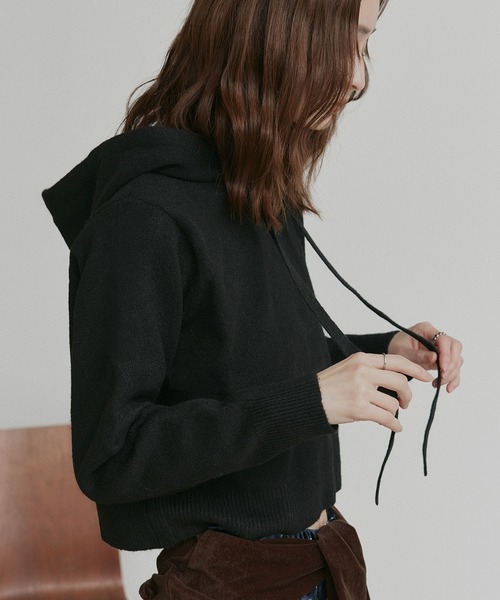 ad thie(アドティエ)の「コンパクト フーディー ニット プルオーバー(ニット/セーター・レディース・グレー/ブラック/アイボリー・FREE)」の2枚目の写真