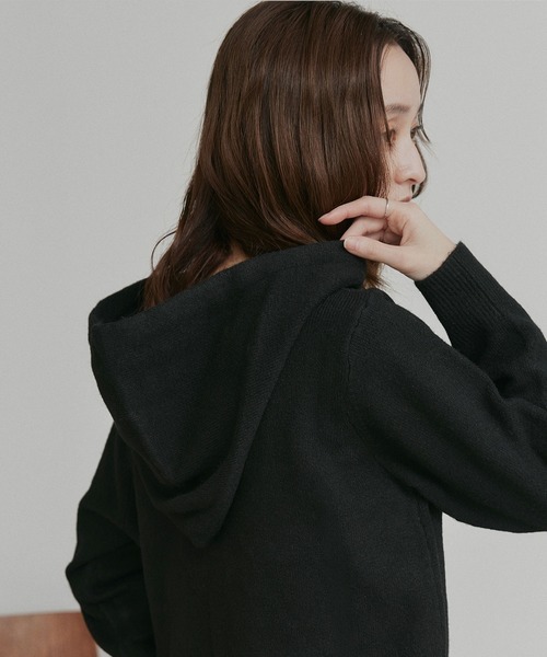ad thie(アドティエ)の「コンパクト フーディー ニット プルオーバー(ニット/セーター・レディース・グレー/ブラック/アイボリー・FREE)」の9枚目の写真